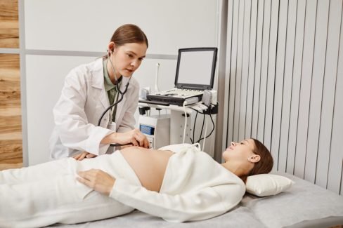 ultrasound-for-pregnant-woman-in-clinic-e1699607912644